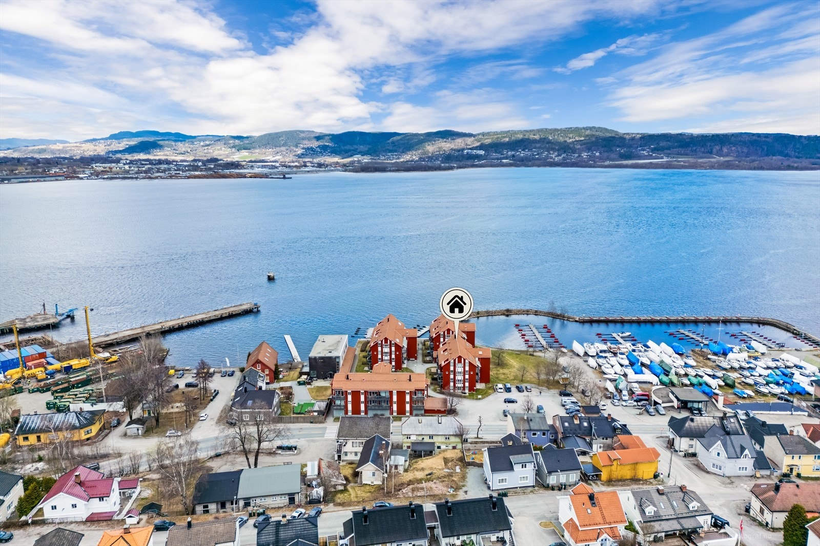 Kort vei til busstopp, med god bussforbindelse til sentrum. Ca. 3 kilometer til Drammen sentrum med togstasjon. Lett adkomst og påkjøring til E18 til Oslo. Galleribilde