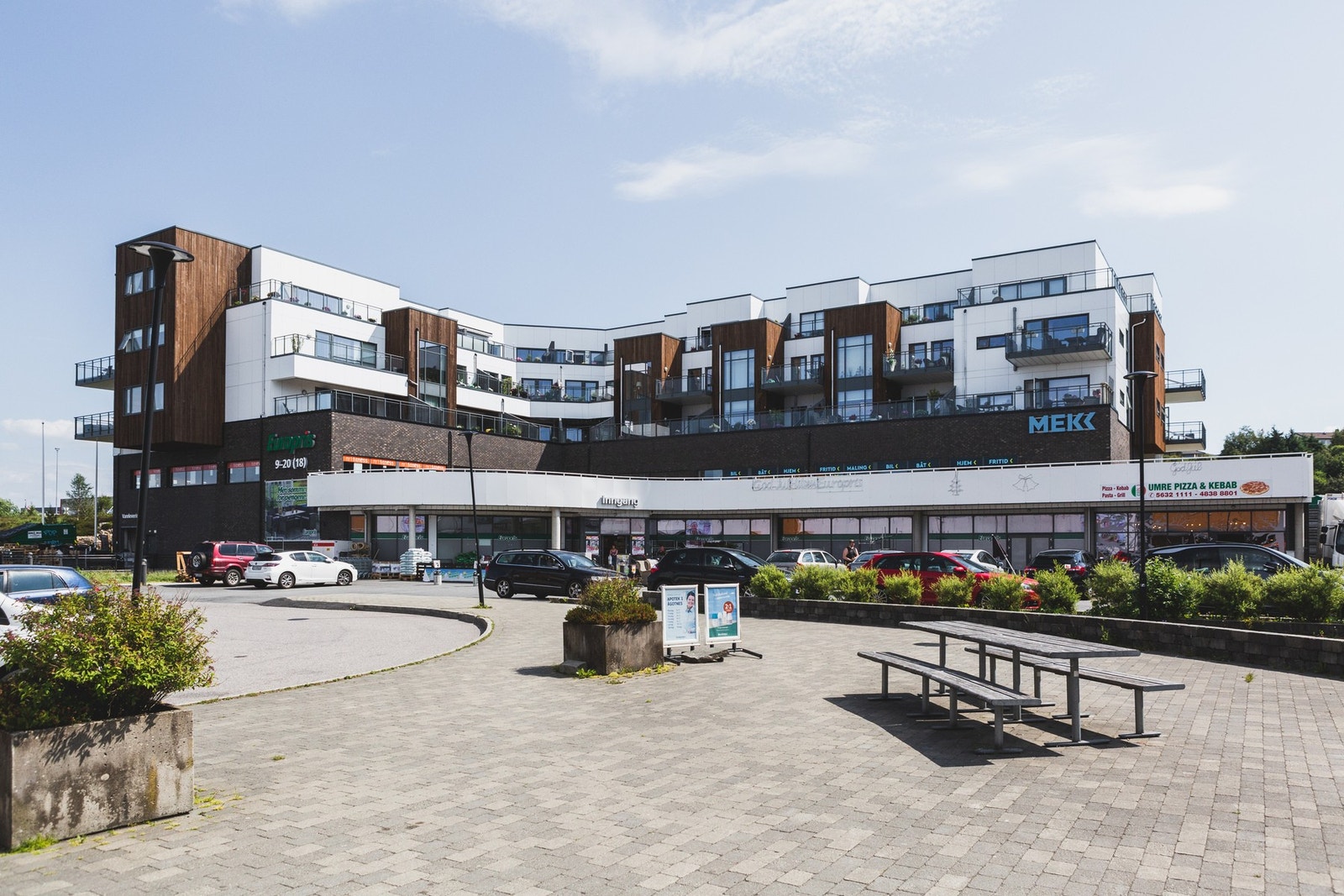 En kort kjøretur til Ågotnes med Europris, pizzeria, treningssenter og dagligvare. Galleribilde