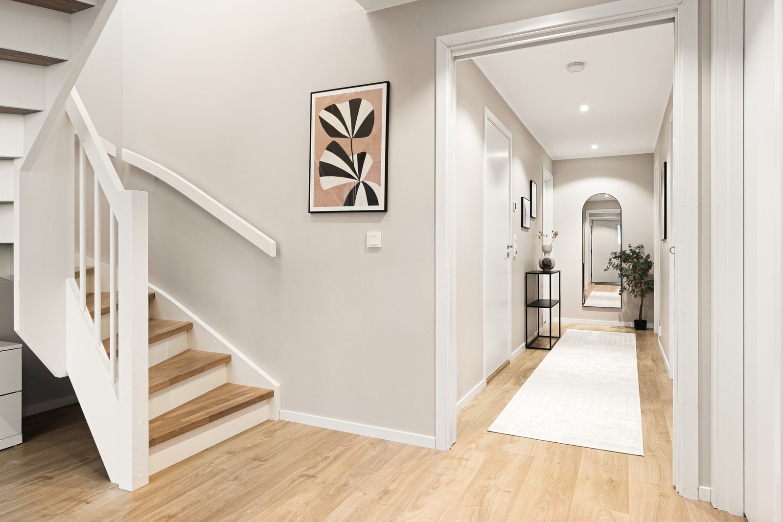 Romslig og innebygende entré på 8,4 kvm. Galleribilde