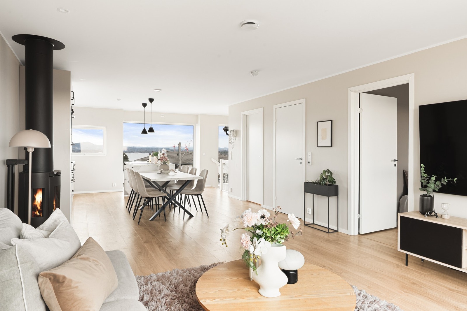 Stuen med åpen kjøkkenløsning måler 46,6 kvm. Galleribilde