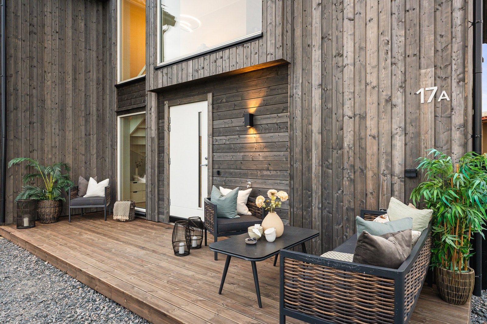 Hyggelig terrasse ved inngangsparti. Galleribilde