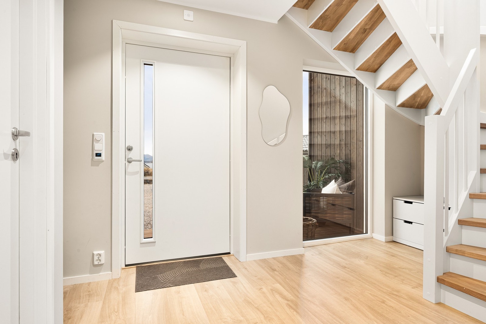 Det er varmekabler i entré og god plass til å henge fra seg yttertøy. Galleribilde