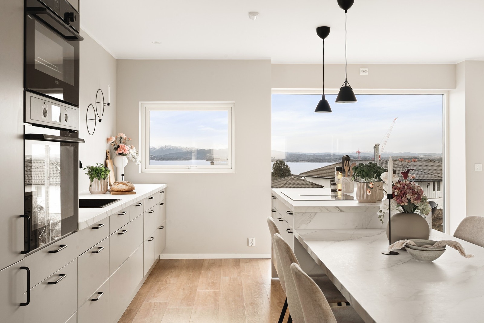 Kjøkkenet har slette fronter, laminat benkeplate og nedfelt vask av stål. Galleribilde