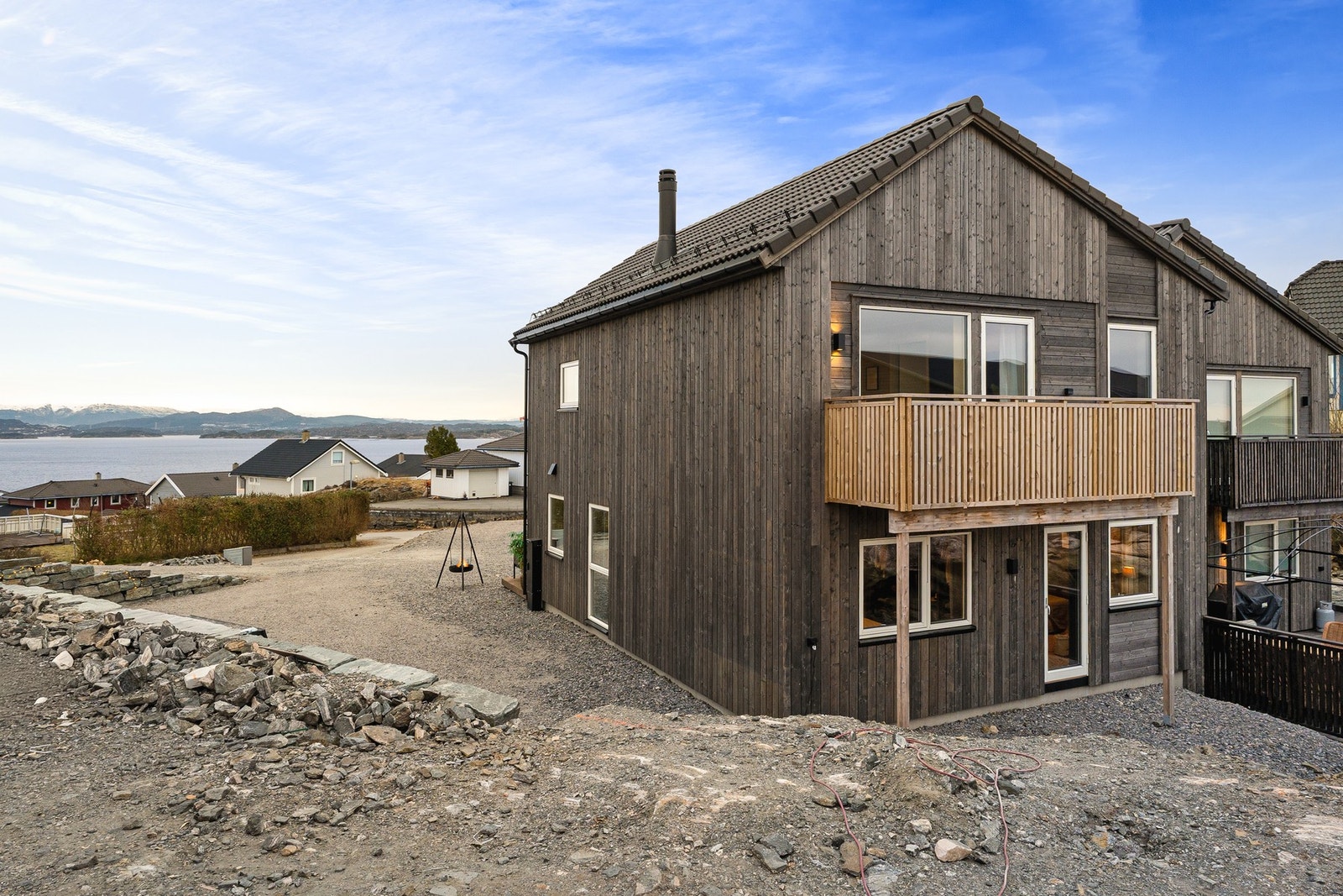 Parkering på tomten. Galleribilde