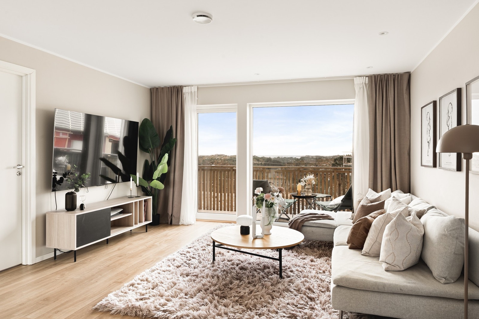 Store vindusflater som gir god med naturlig lysinnslipp og spotter i tak for ekstra belysning. Galleribilde