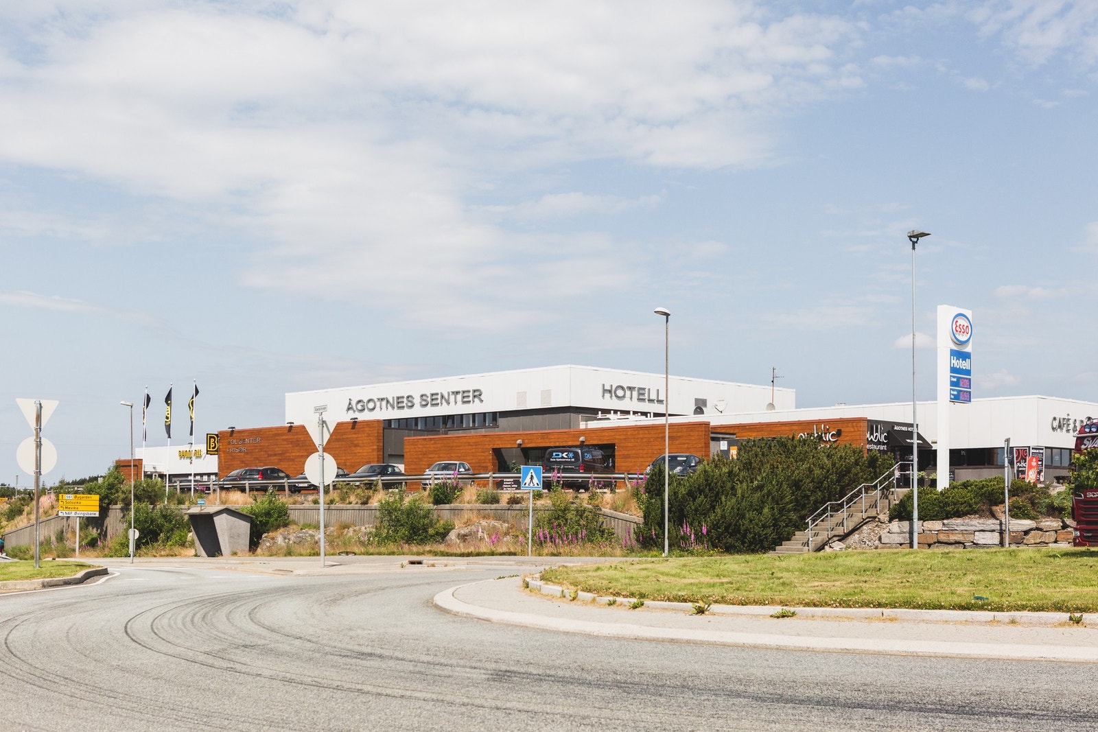 Kun 5 min kjøring til Ågotnes senter, her finner man blant annet Bunnpris og Public café & bar. Galleribilde