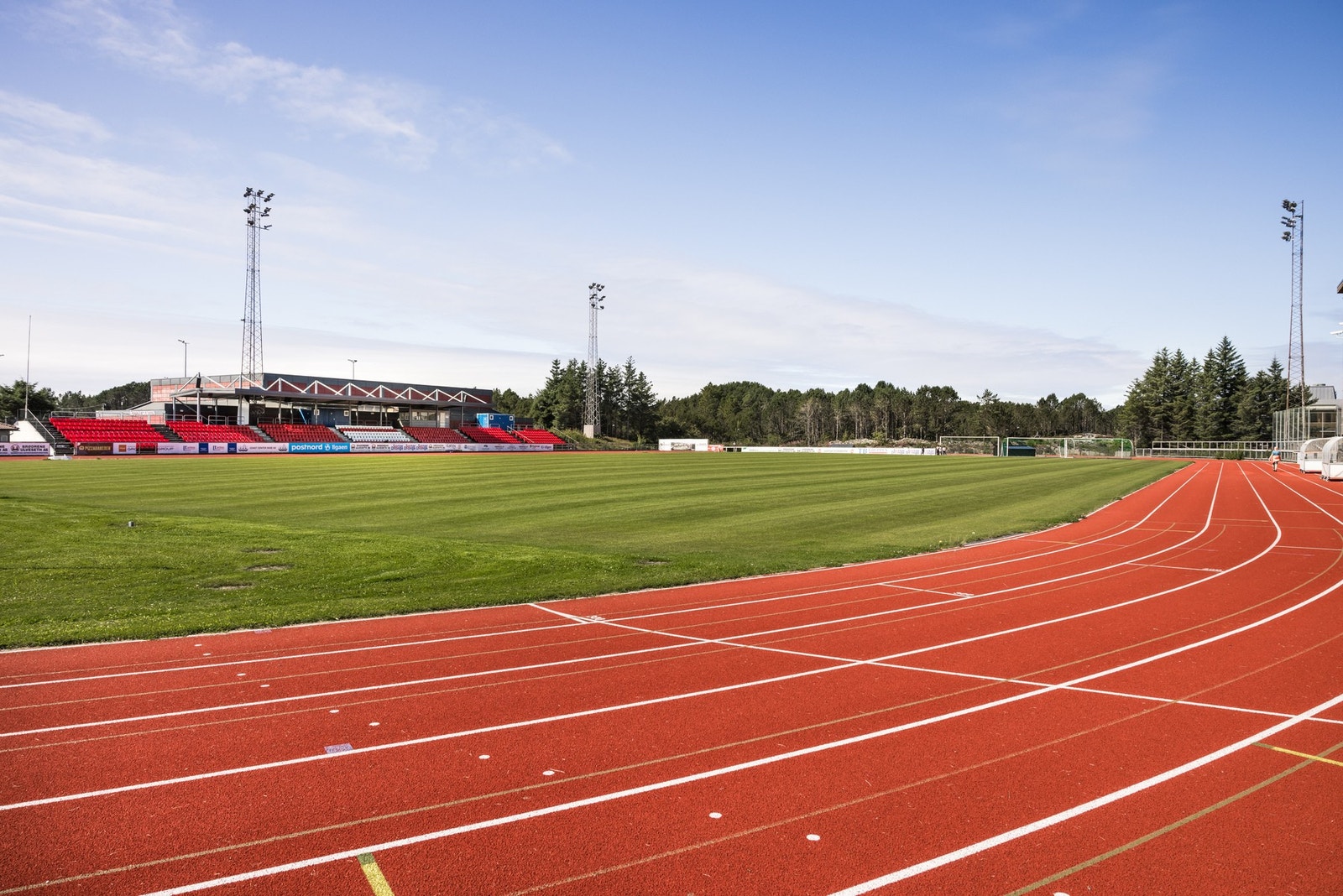 Fra boligen er det en kort kjøretur til Ågotnes idrettsanlegg. Galleribilde