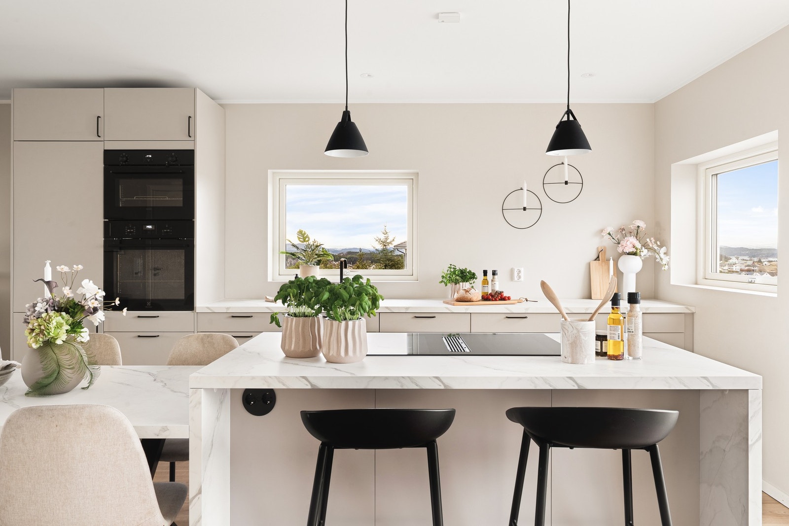 Flott kjøkkenøy med praktisk barløsning på kjøkkenet. Merk stikkontakt plassert under kjøkkenbenken. Galleribilde