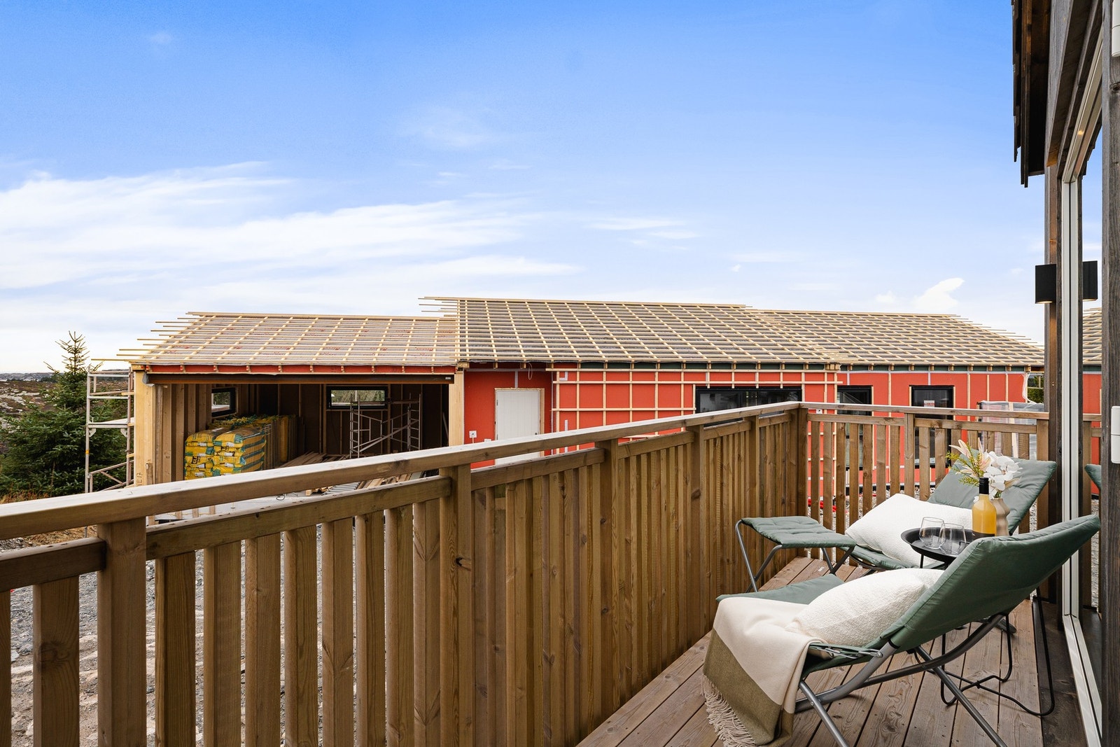 Fra stuen er det utgang til en koselig balkong. Galleribilde