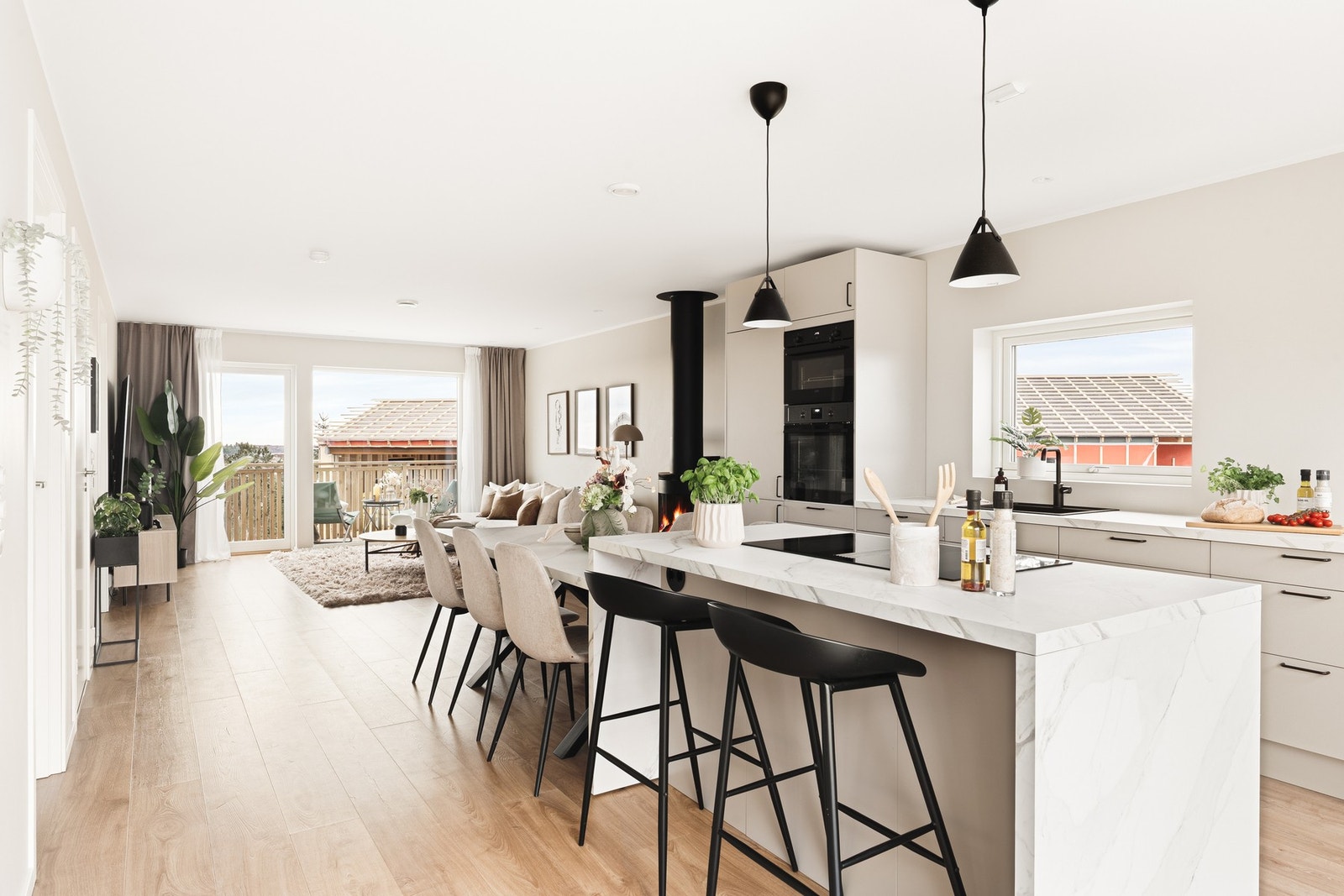 Lys og flott stue med åpen kjøkkenløsning. Galleribilde