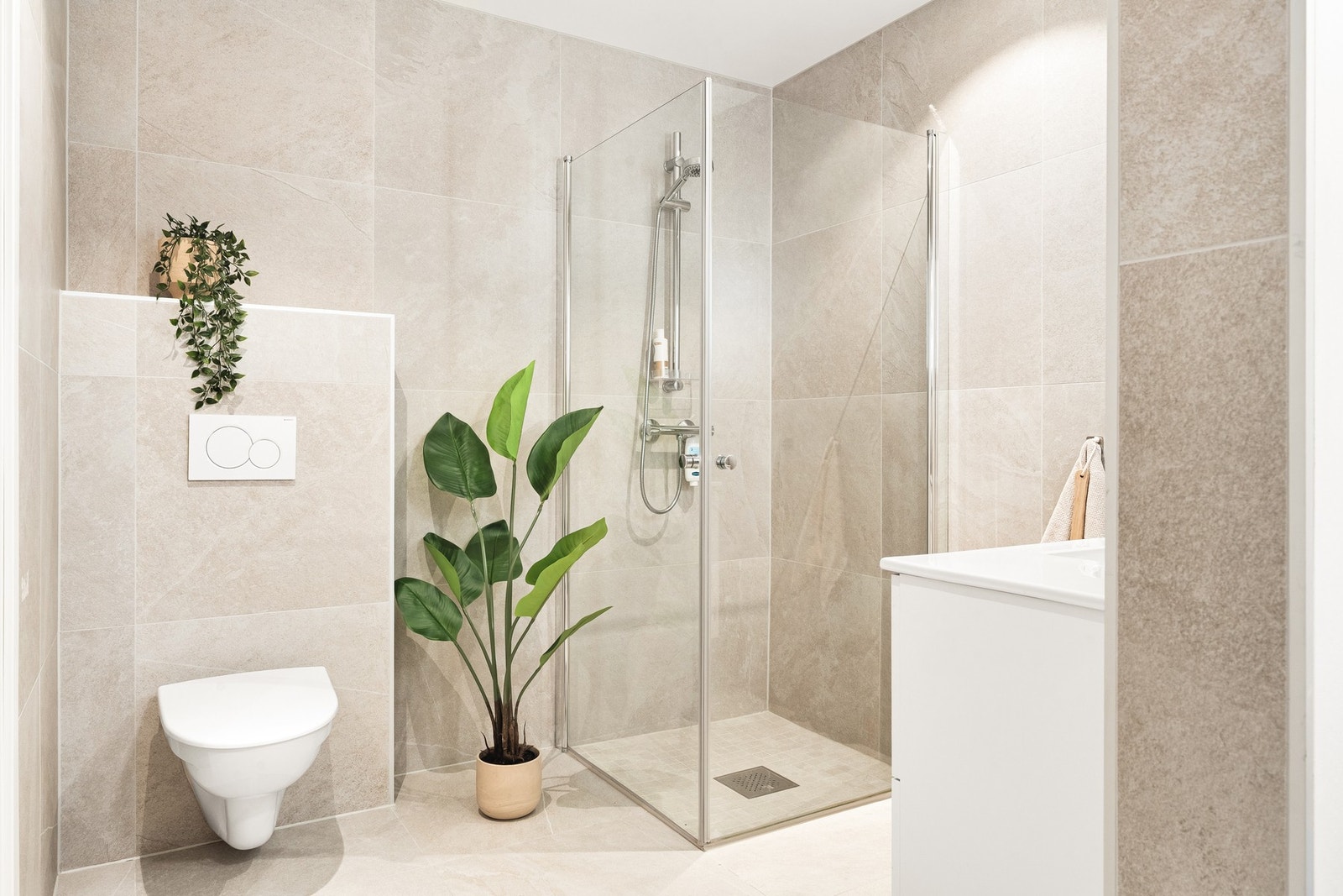 Lekkert helfliset bad med varme i gulv. Galleribilde