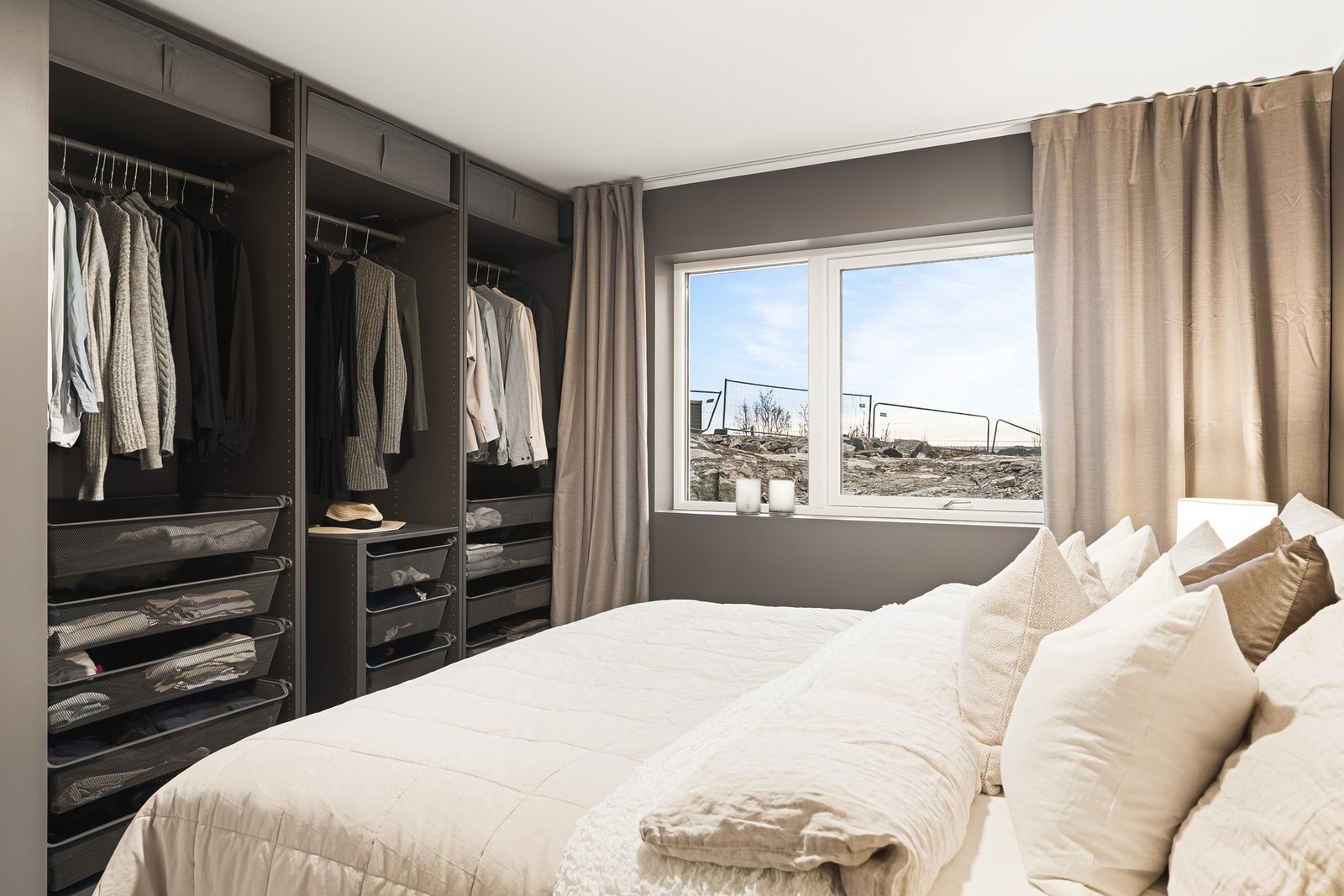 Her er det god plass til dobbeltseng, garderobe og tilhørende møblement. Galleribilde