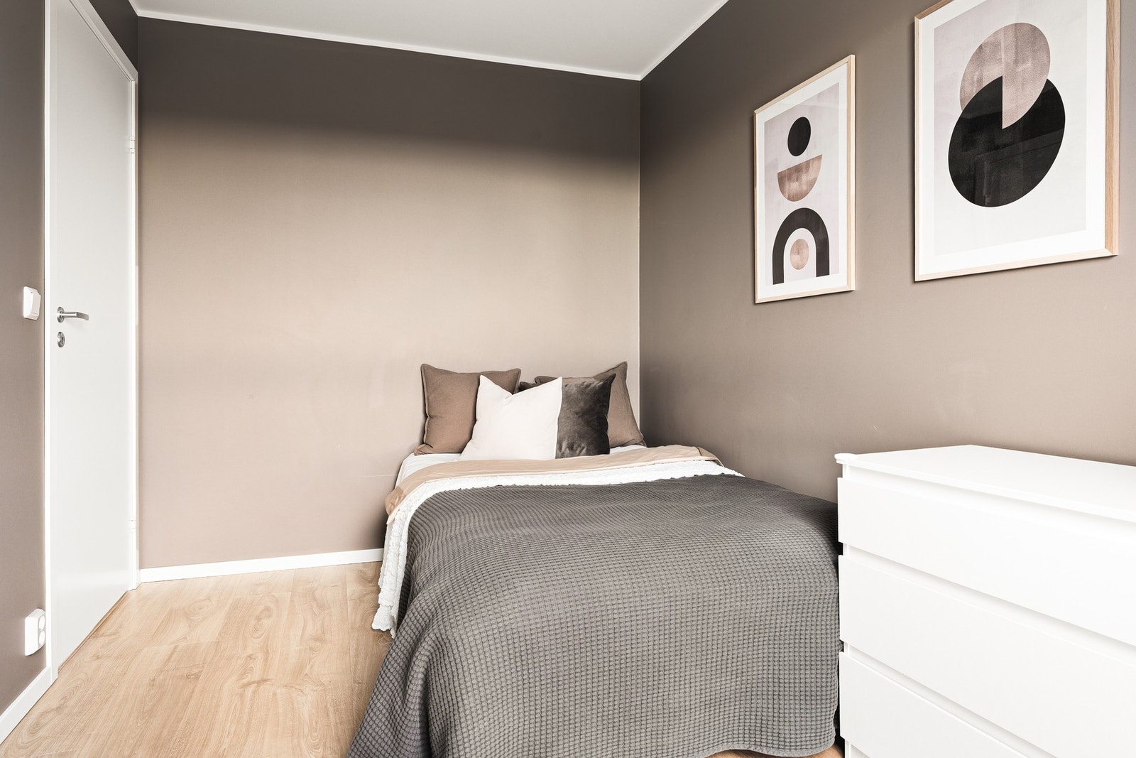 Her er det god plass til seng, garderobe og tilhørende møblement. Galleribilde