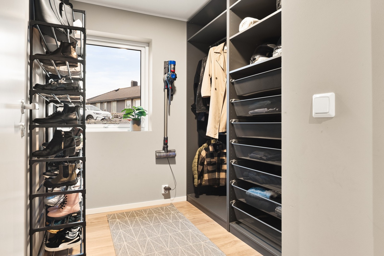 Romslig garderoberom på 5,4 kvm som gir godt med oppbevaringsplass. Galleribilde