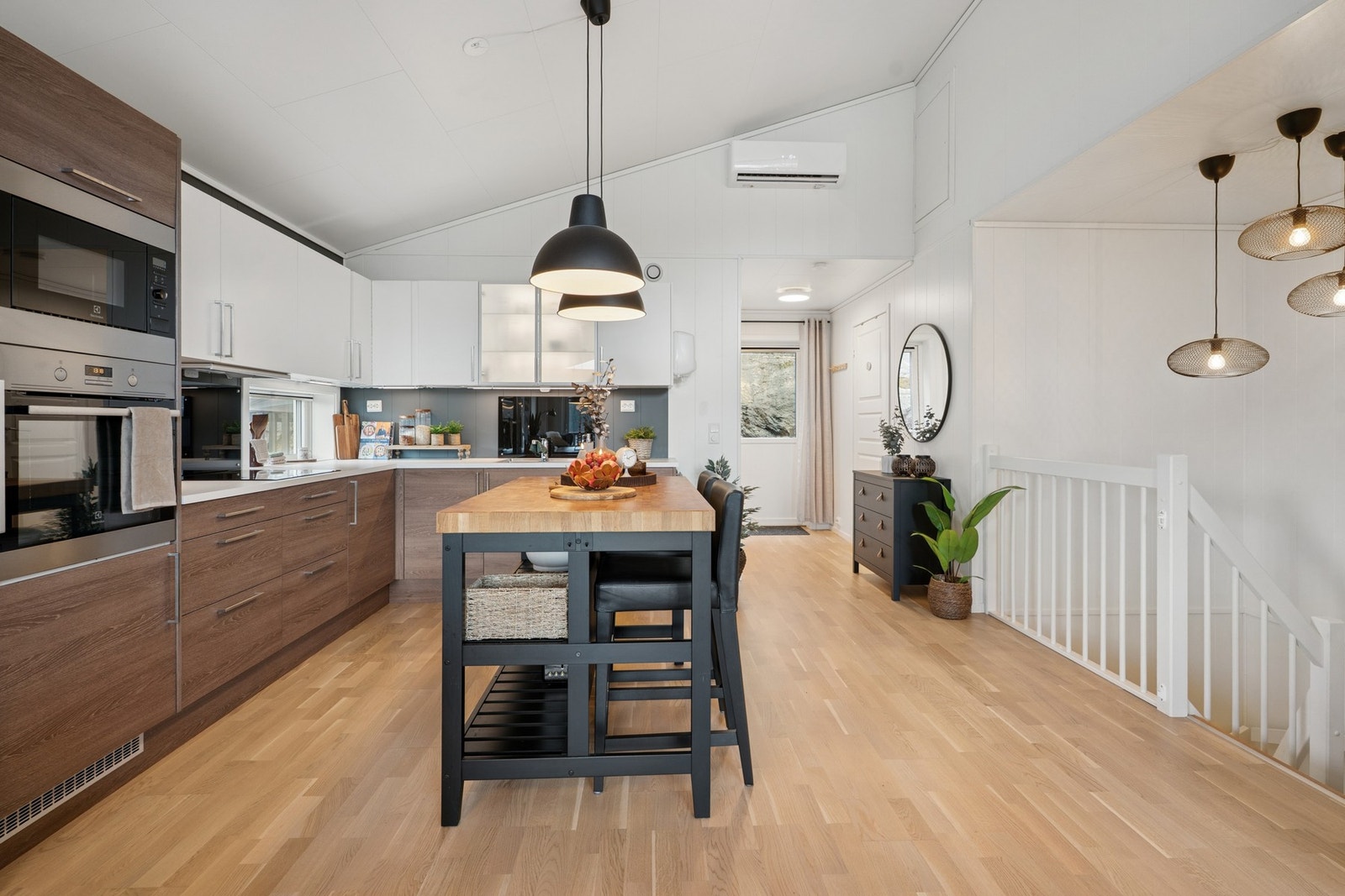 - Kjøkkenet har integrerte hvitevarer med glatte fronter. Benkeplaten er av laminat - Galleribilde