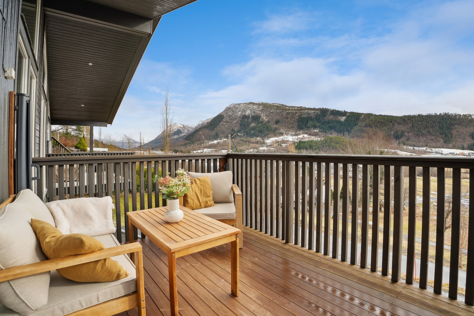 - Veranden har svært gode solforhold og utsikt - Galleribilde