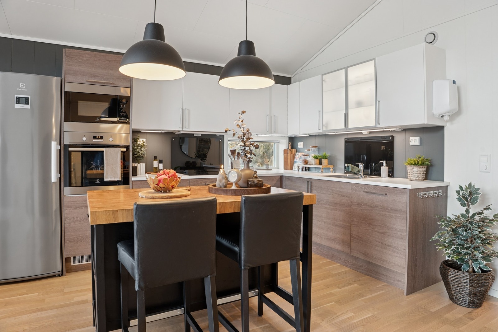 - Kjøkkenet har god skap og benkeplass - Galleribilde