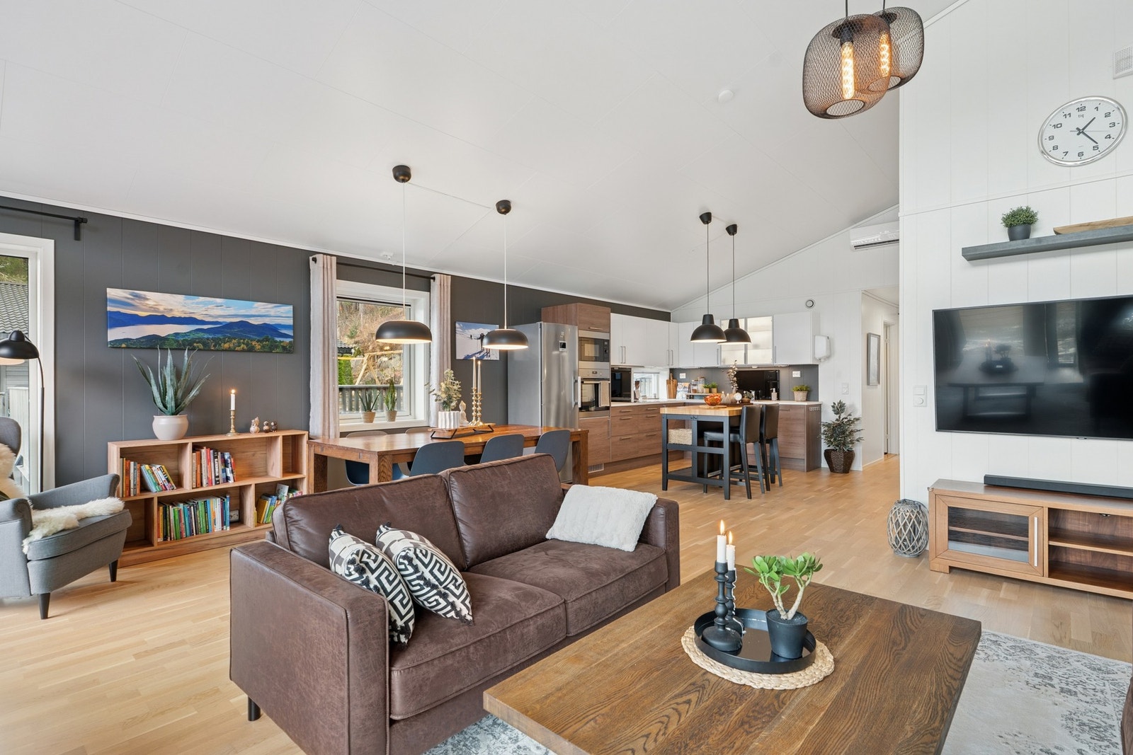 - Boligen går over to plan og har en attraktiv beliggenhet med fantastisk utsikt - Galleribilde