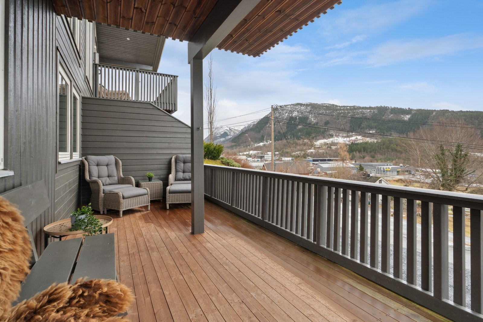 - Utvendig er det også en koselige terrasse på nedsiden av boligen - Galleribilde