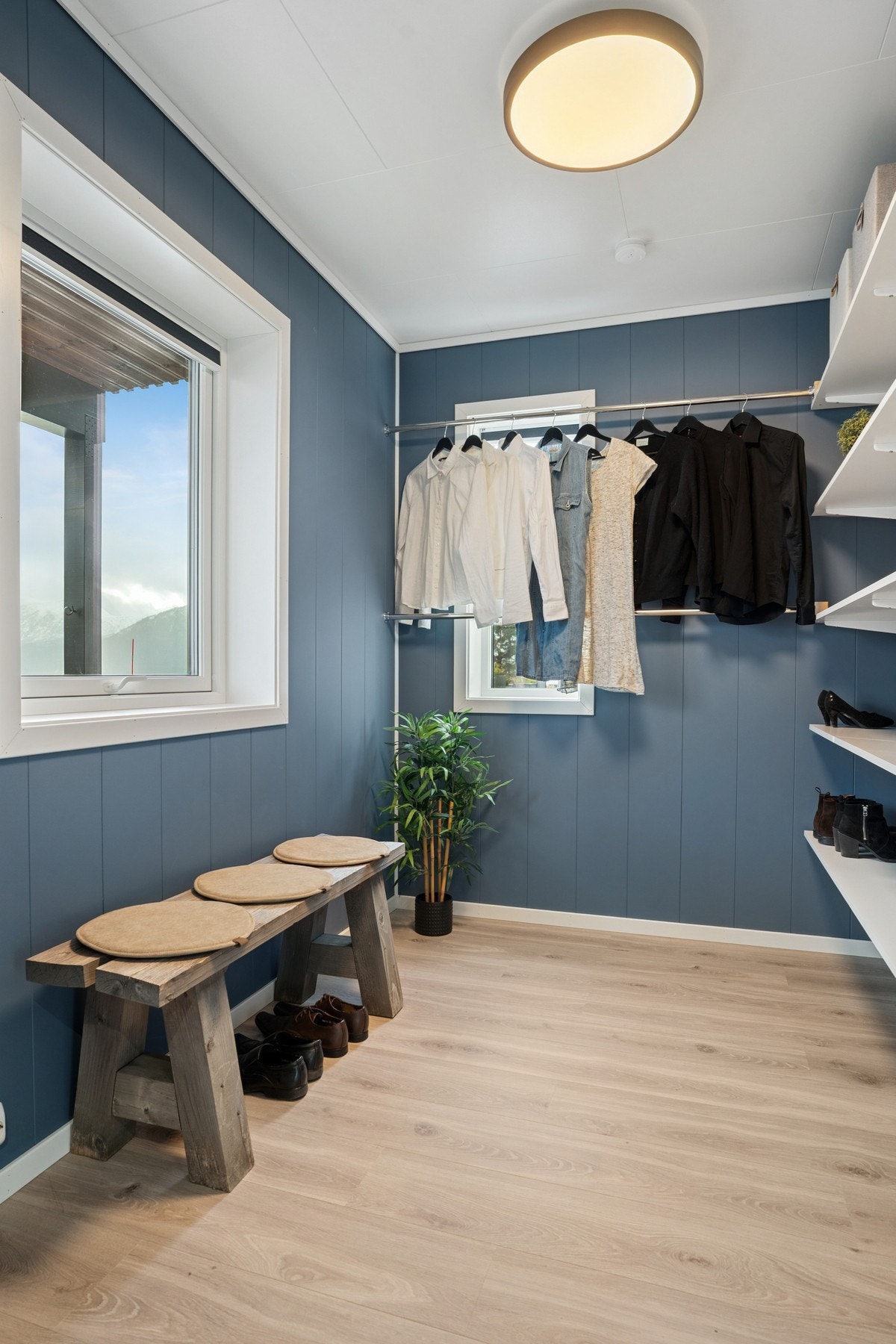 - Rommet har god plass til oppbevaring av klær - Galleribilde