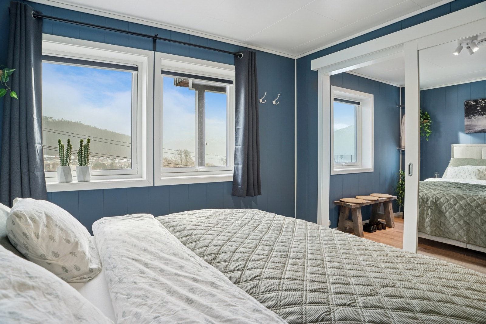 - Soverommet har god plass til både dobbeltseng og nattbord - Galleribilde