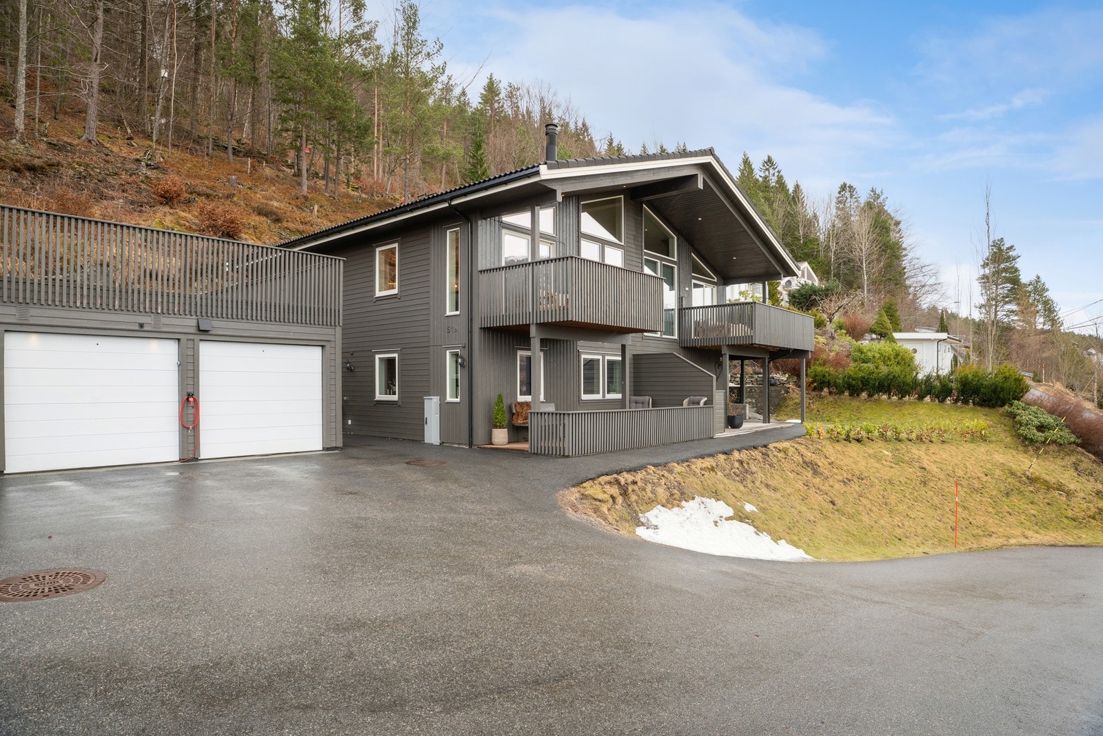 - Boligen har en garasje med el-bil lader og er på 21 m². - Galleribilde