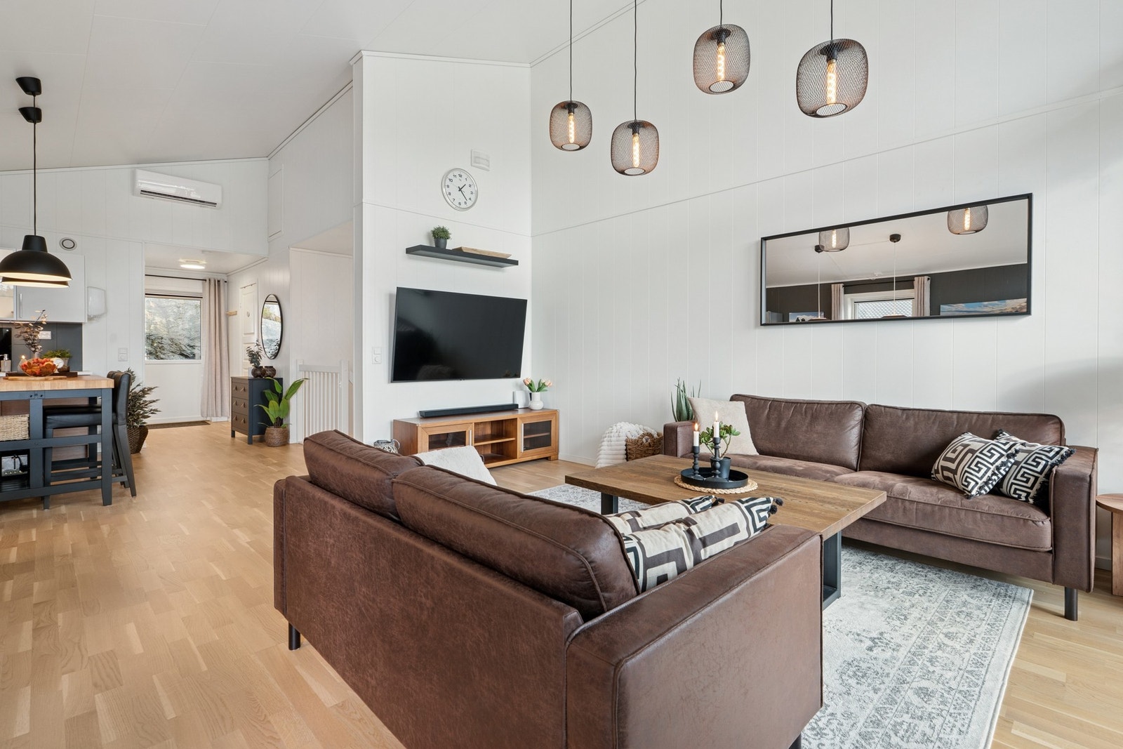 - Det er varmepumpe og vedovn i stuen, merk luke opp til loft med gode oppbevaringsmuligheter - Galleribilde