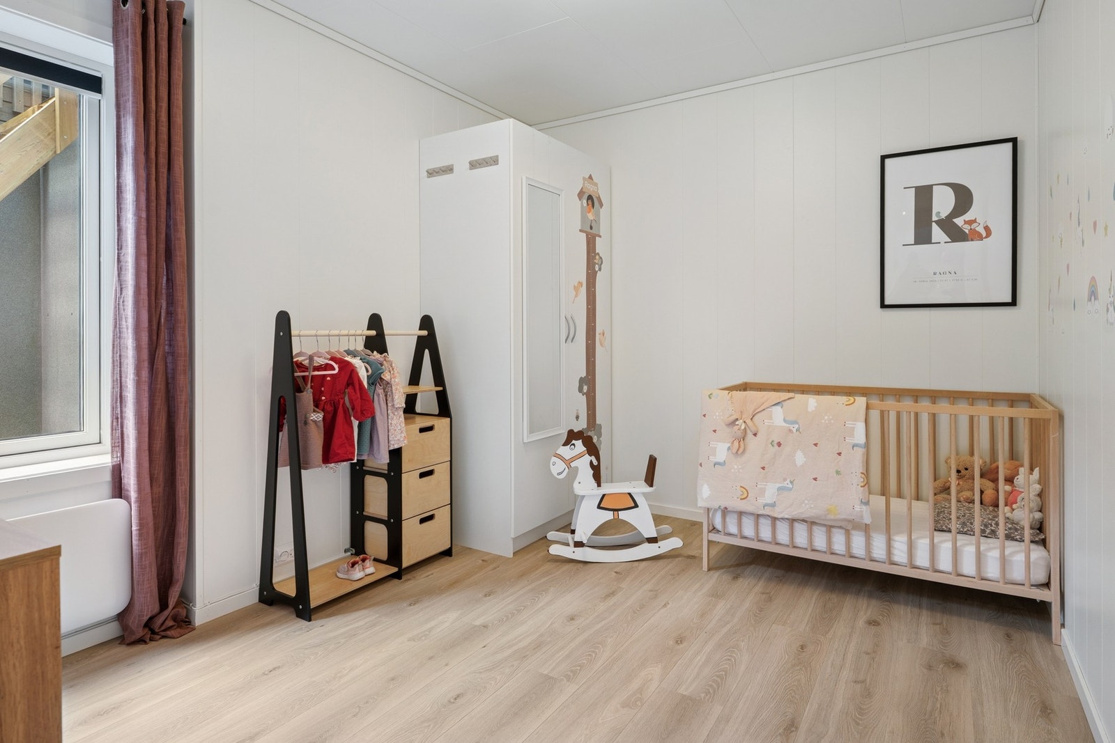 - Soverom 2 med panelovn og garderobeskap - Galleribilde