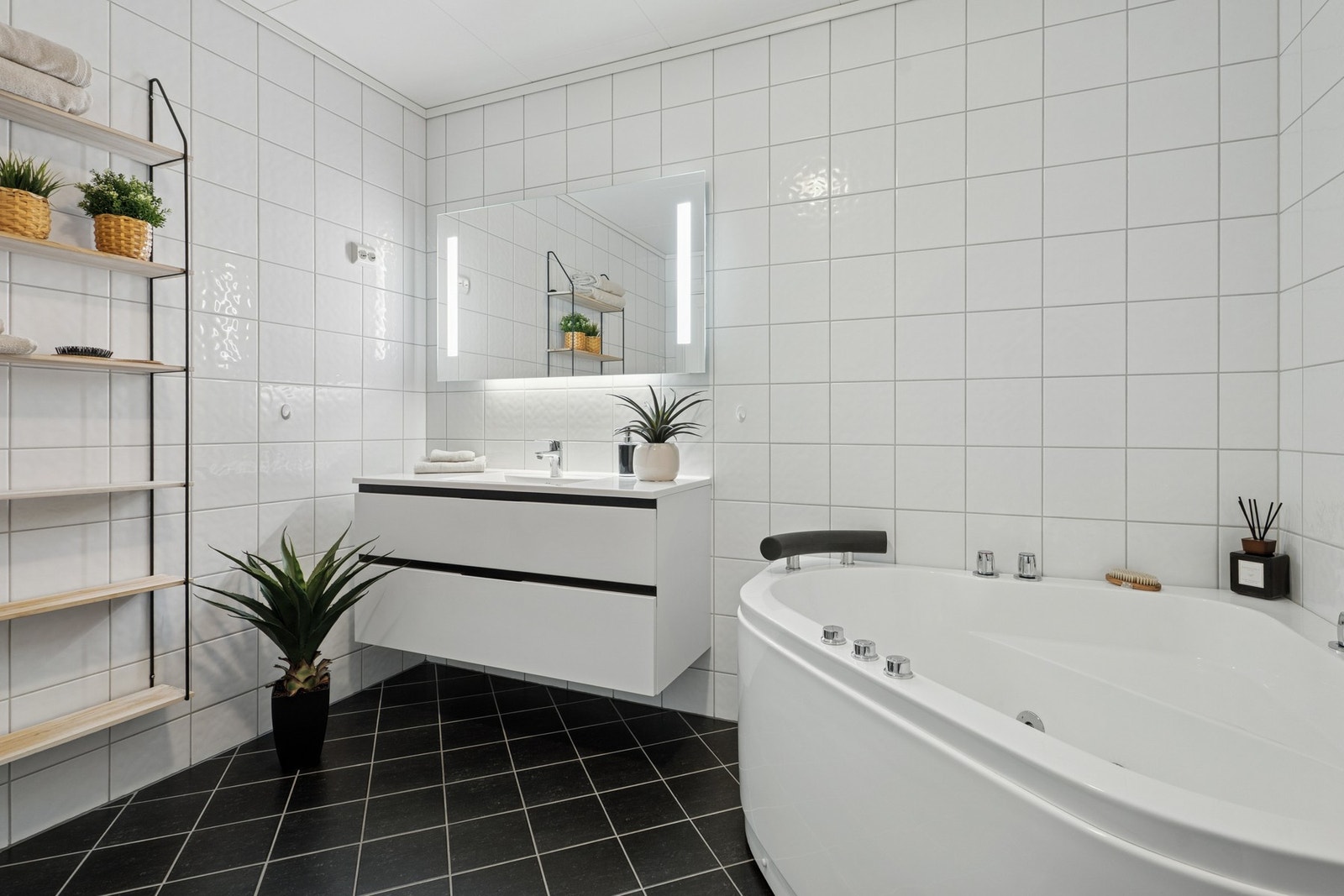 - Baderommet har flislagt gulv og vegger, du har også varmekabler i gulvet - Galleribilde