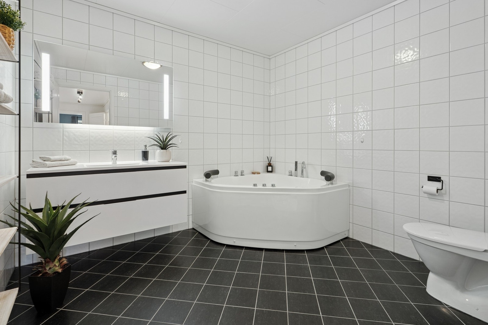 - Baderommet har servant, badekar og toalett - Galleribilde