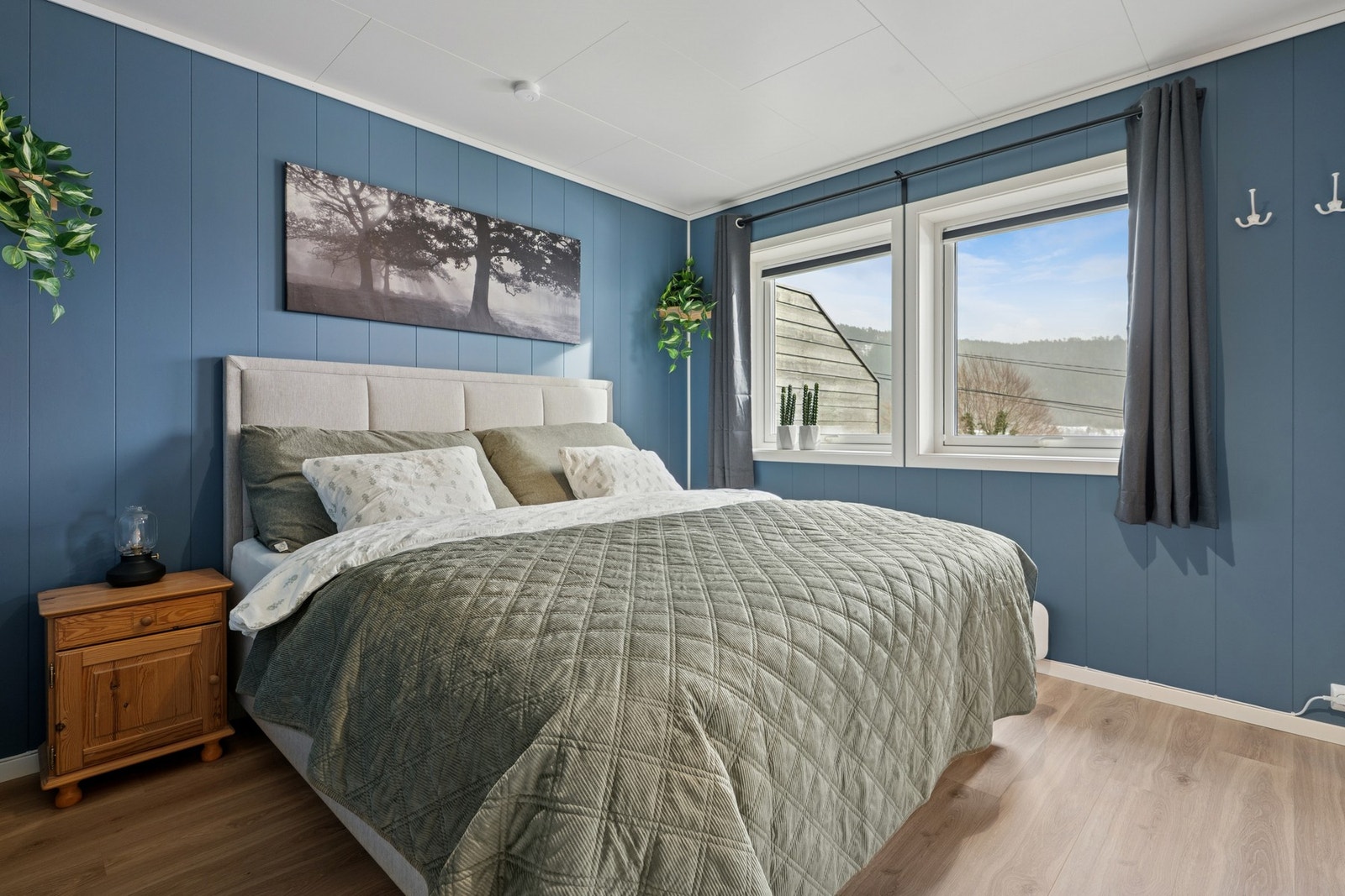 - Tomannsboligen har til sammen fire soverom. Hovedsoverommet måler ca. 10.3 m² Galleribilde