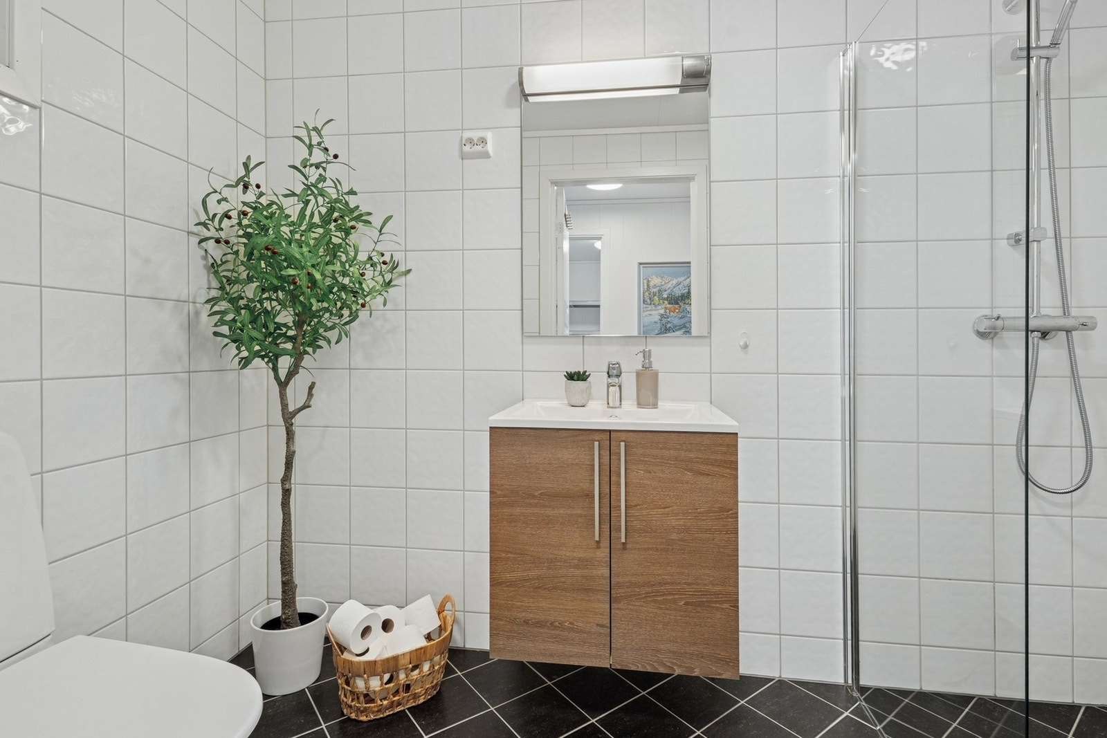 - Baderommet i andreetasje har varmekabler og flislagt gulv/vegger - Galleribilde