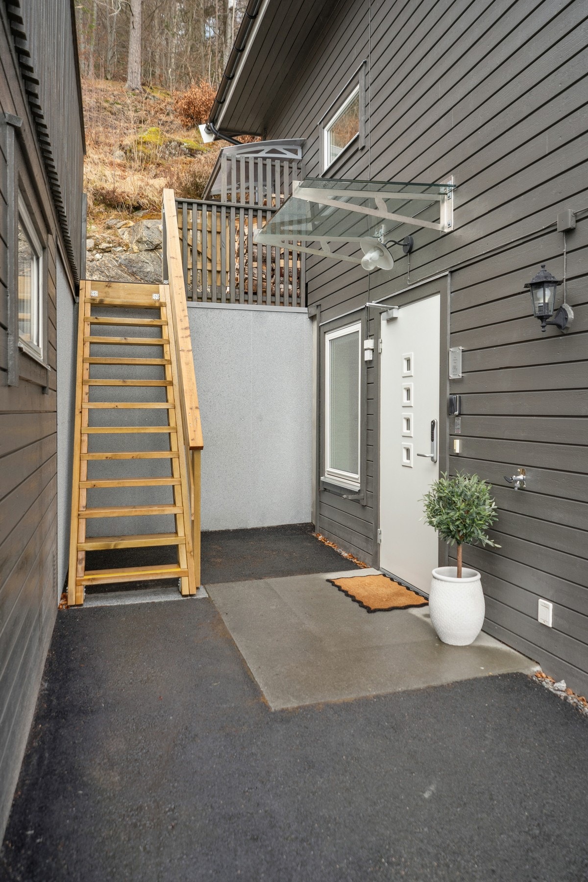 - Inngangsparti og trapp opp til fellesområdet - Galleribilde