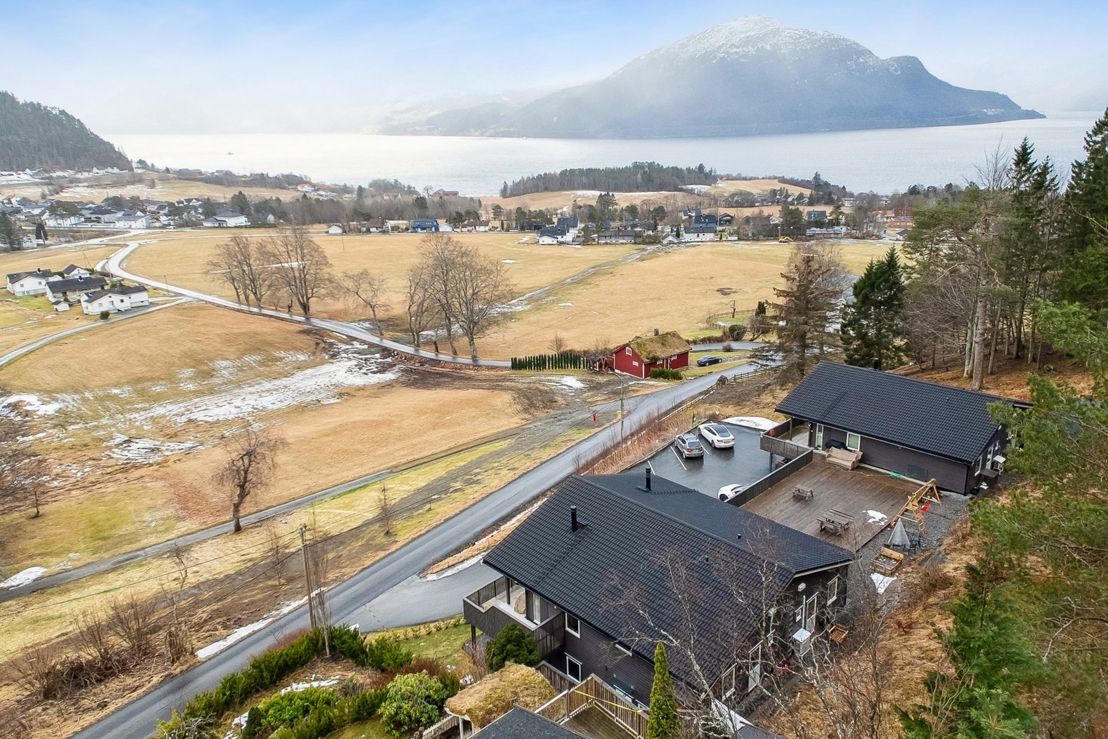 Fra eiendommen er det kort vei til matvarebutikk og barnehage/skole, - Galleribilde