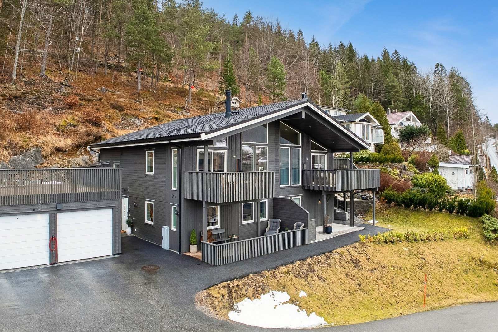 - Du har tre disponible parkeringsplasser som er i garasjen, foran garasjen og ved gjerde med felles biloppstillingsplass. - Galleribilde
