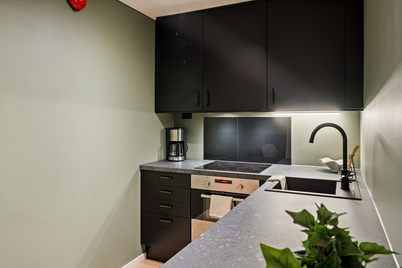 Av integrerte hvitevarer finner man kjøleskap, oppvaskmaskin, platetopp, stekeovn samt vannstoppsystem Galleribilde