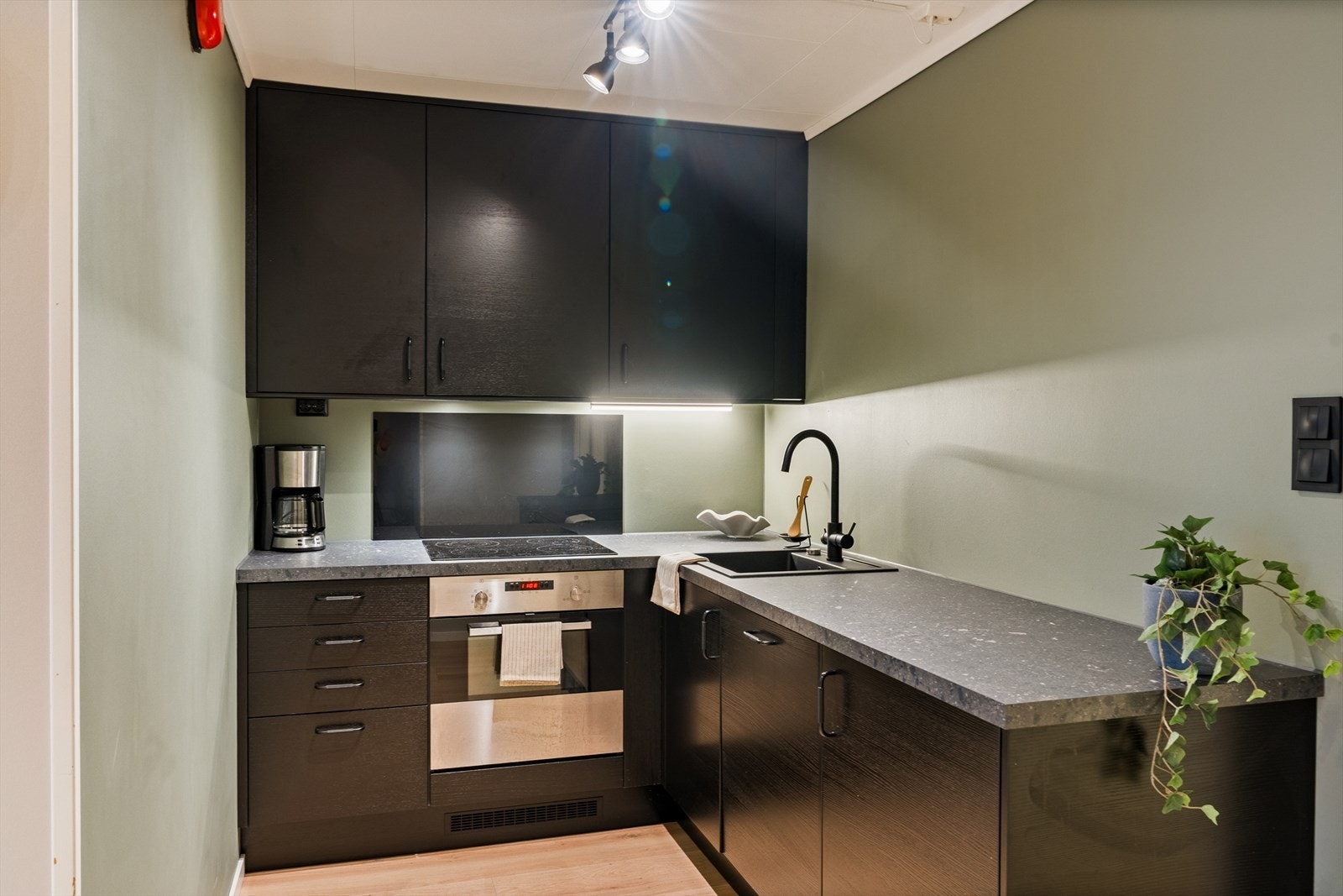 Kjøkkenet har godt med skap- og benkeplass, og inneholder innredning med glatte fronter og laminat benkeplate Galleribilde