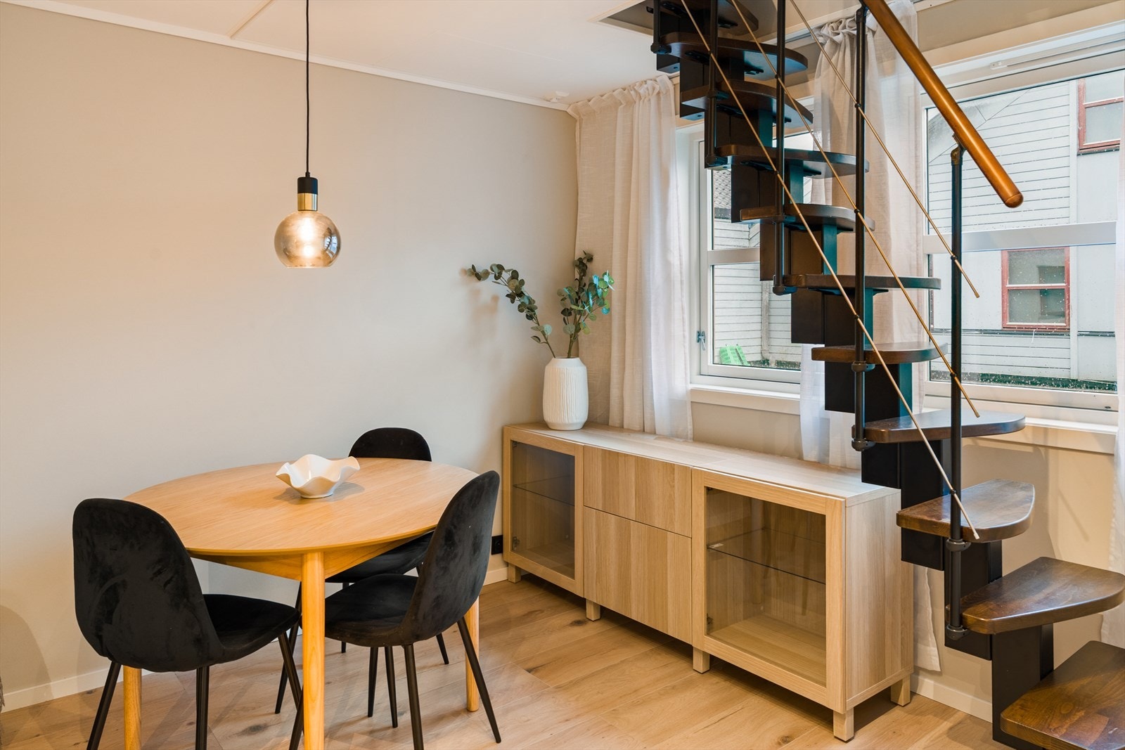 Det er godt med naturlig lysinnslipp fra store vindusflater i rommet Galleribilde