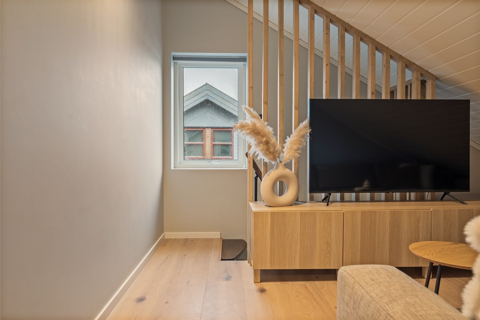 Fra stuen fører trapp opp til leilighetens loftsetasje Galleribilde