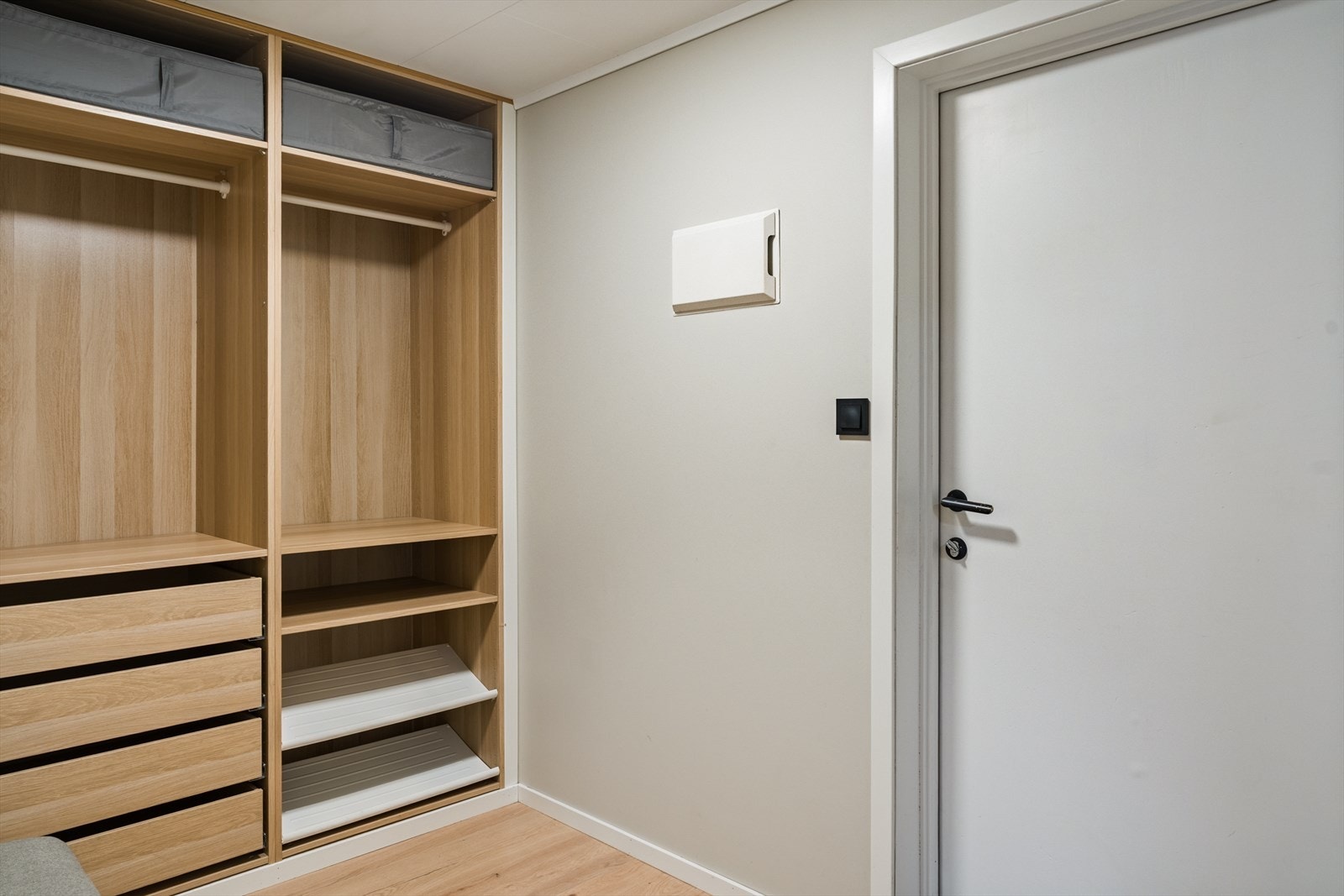 For ytterligere oppbevaring disponerer leiligheten en ekstern bod i byggets underetasje, samt en felles bod på loft Galleribilde