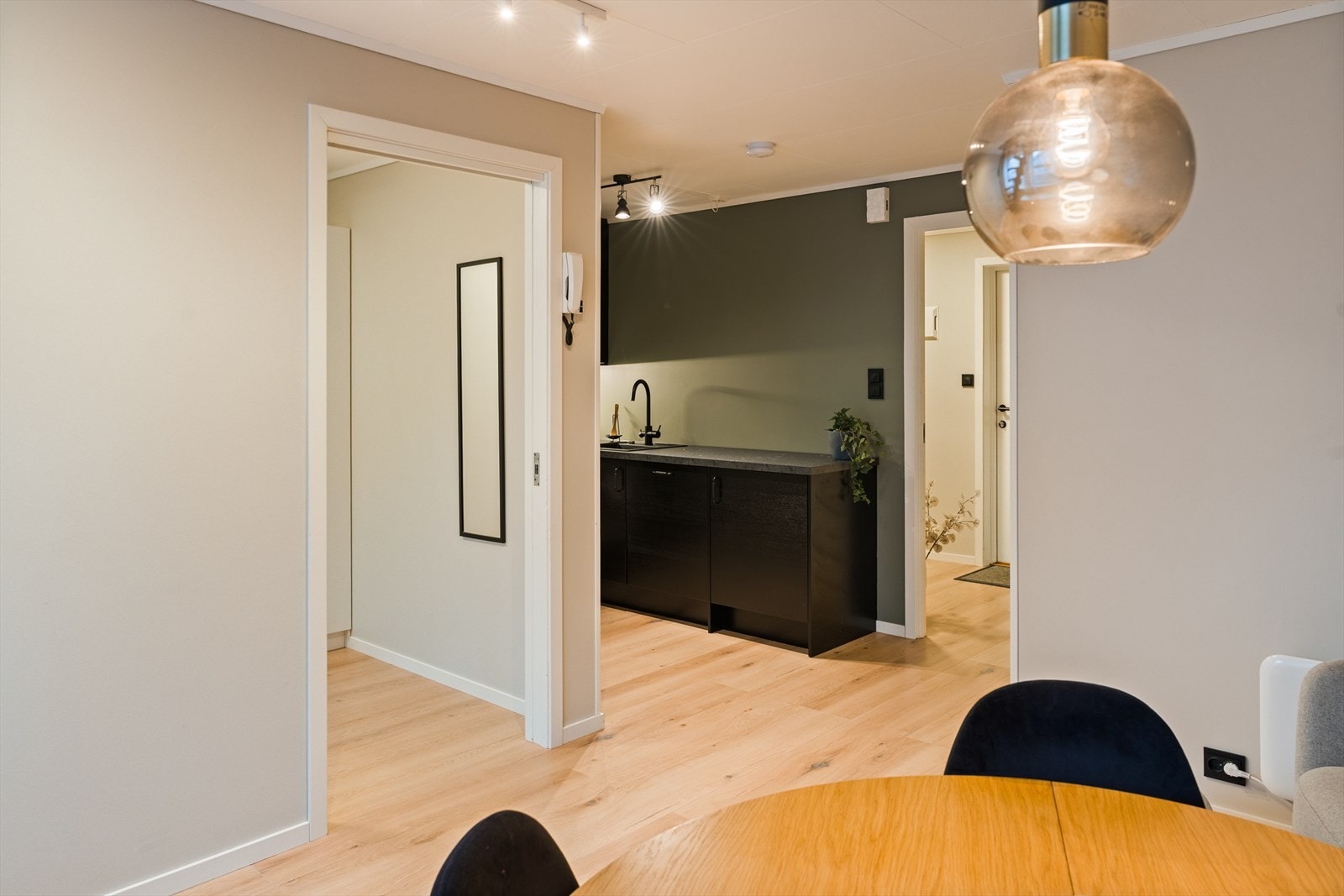 Leiligheten har en delvis åpen stue- og kjøkkenløsning Galleribilde