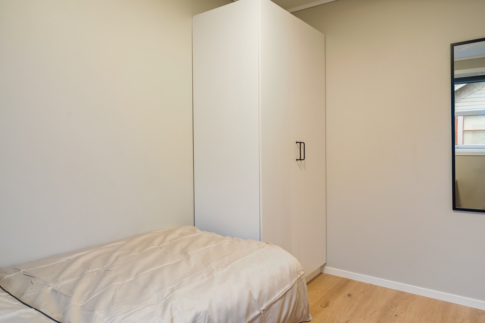 Soverommet i 2. etasje har god plass til dobbeltseng og tilhørende møblement. Praktisk garderobeskap medfølger handelen. Galleribilde