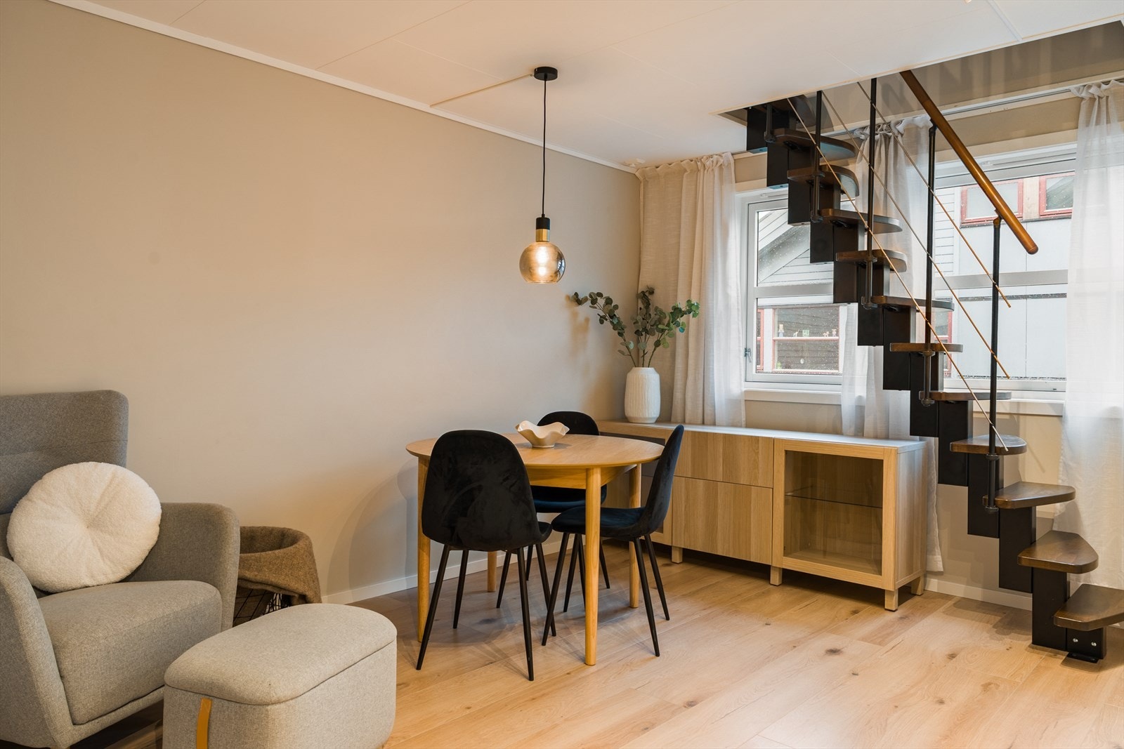 I stuen er det enkelt å møblere med både sitte- og spisegruppe Galleribilde