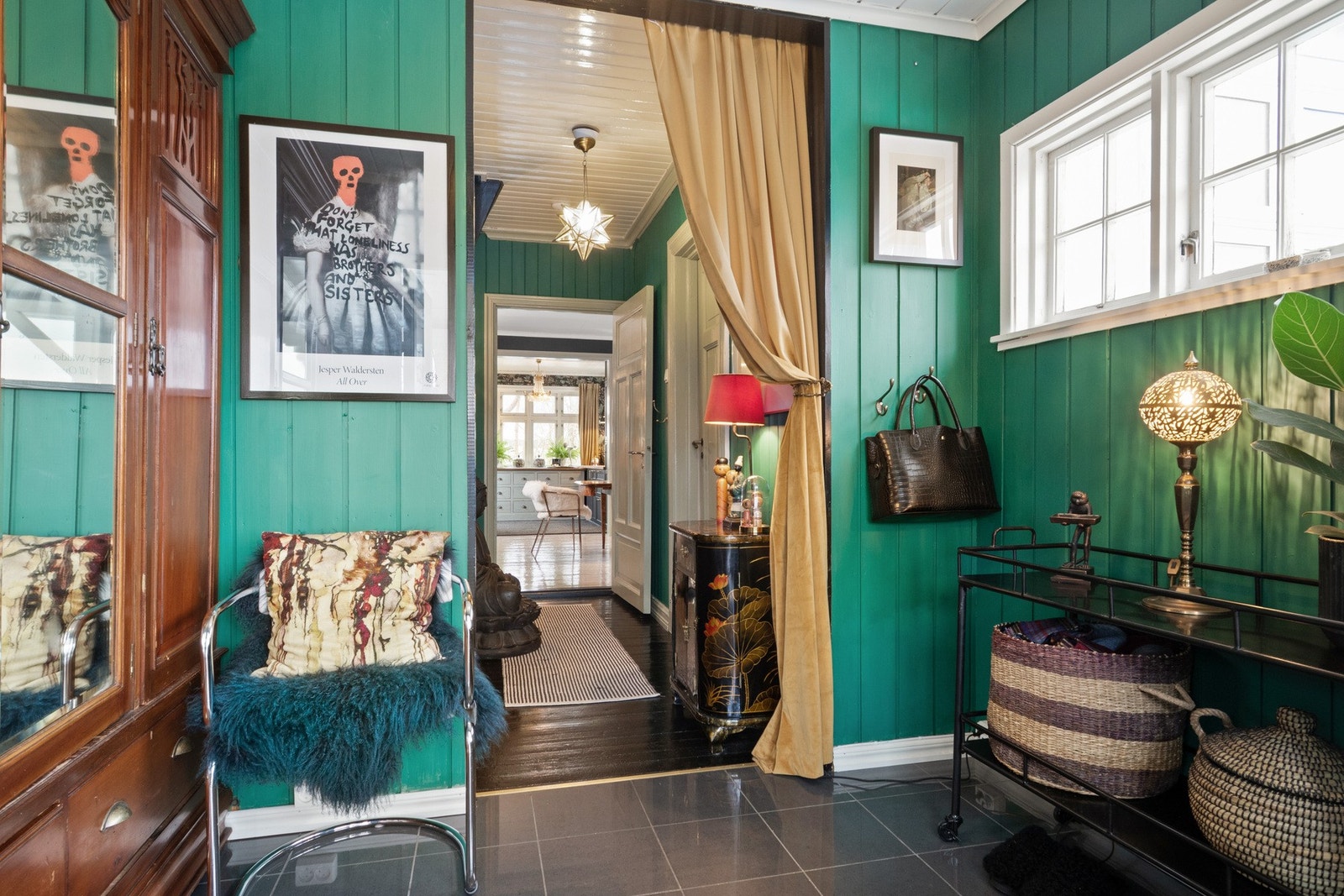 Her er det god plass til garderobe, og høytsittende sprossevinduer gir et fint, naturlig lysinnslipp. Galleribilde