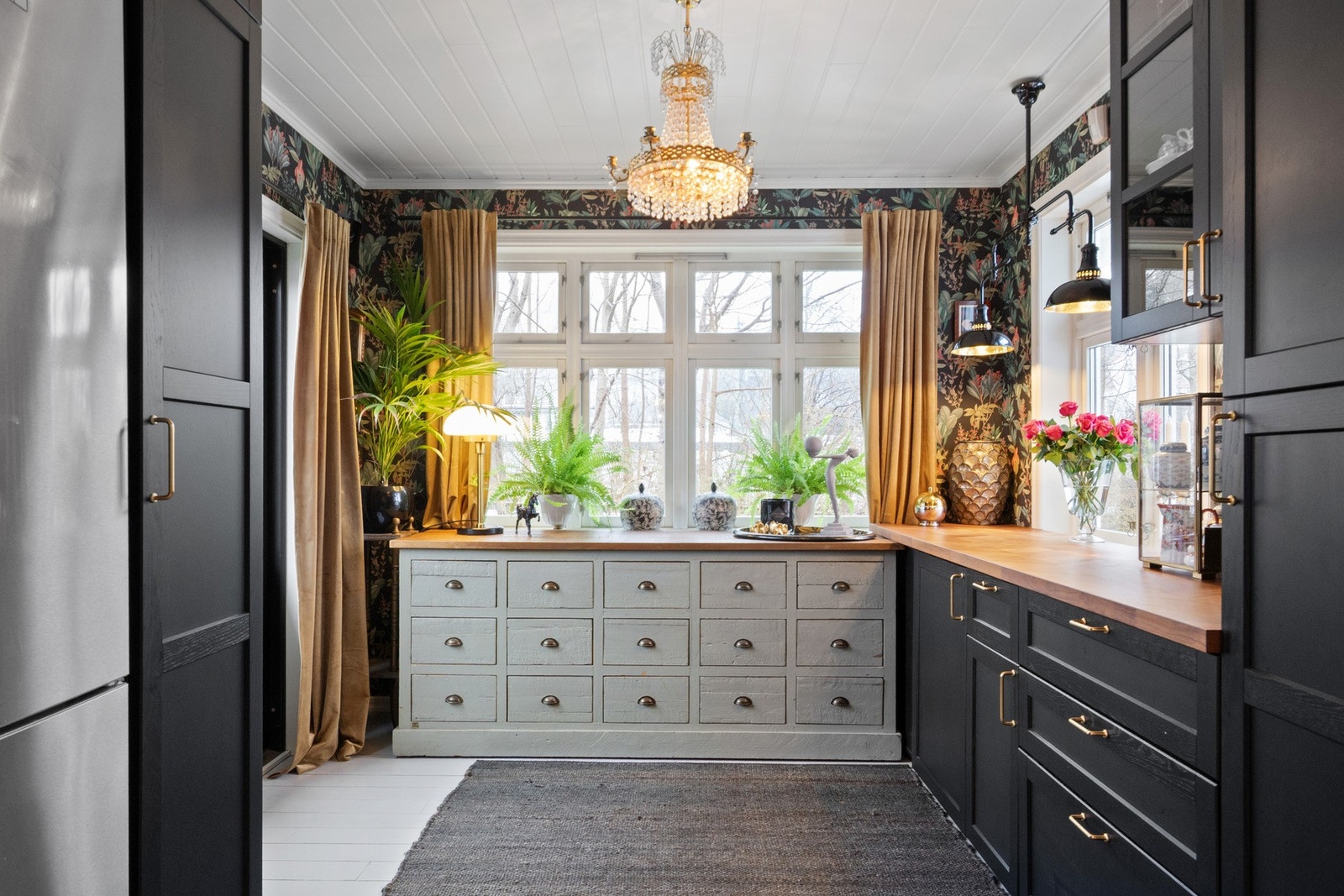 I 2021 ble kjøkkenet utvidet med et tilbygg mot vest, noe som har gitt et romsligere kjøkkenareal og god forbindelse til uteområdet. Galleribilde