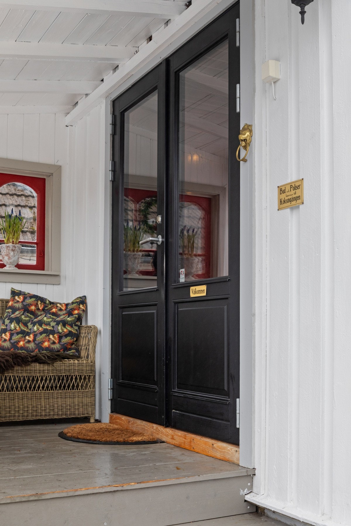 Eneboligen har et pent, overbygd inngangsparti med gruslagt adkomst, en lun velkomstterrasse og en sort, tofløyet inngangsdør. Galleribilde