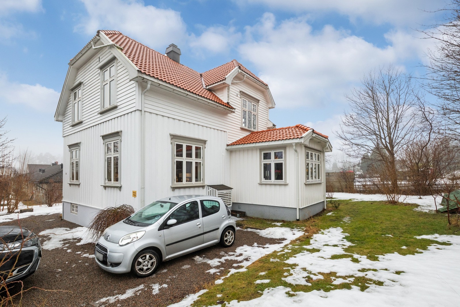 Eiendommen har gode parkeringsmuligheter med gruslagt gårdsplass og plass til flere biler. Galleribilde