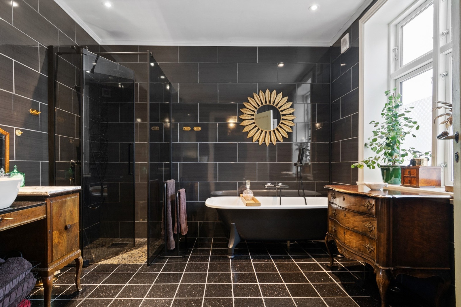 Badet ble pusset opp i 2020 og har delikate farge- og materialvalg. Galleribilde