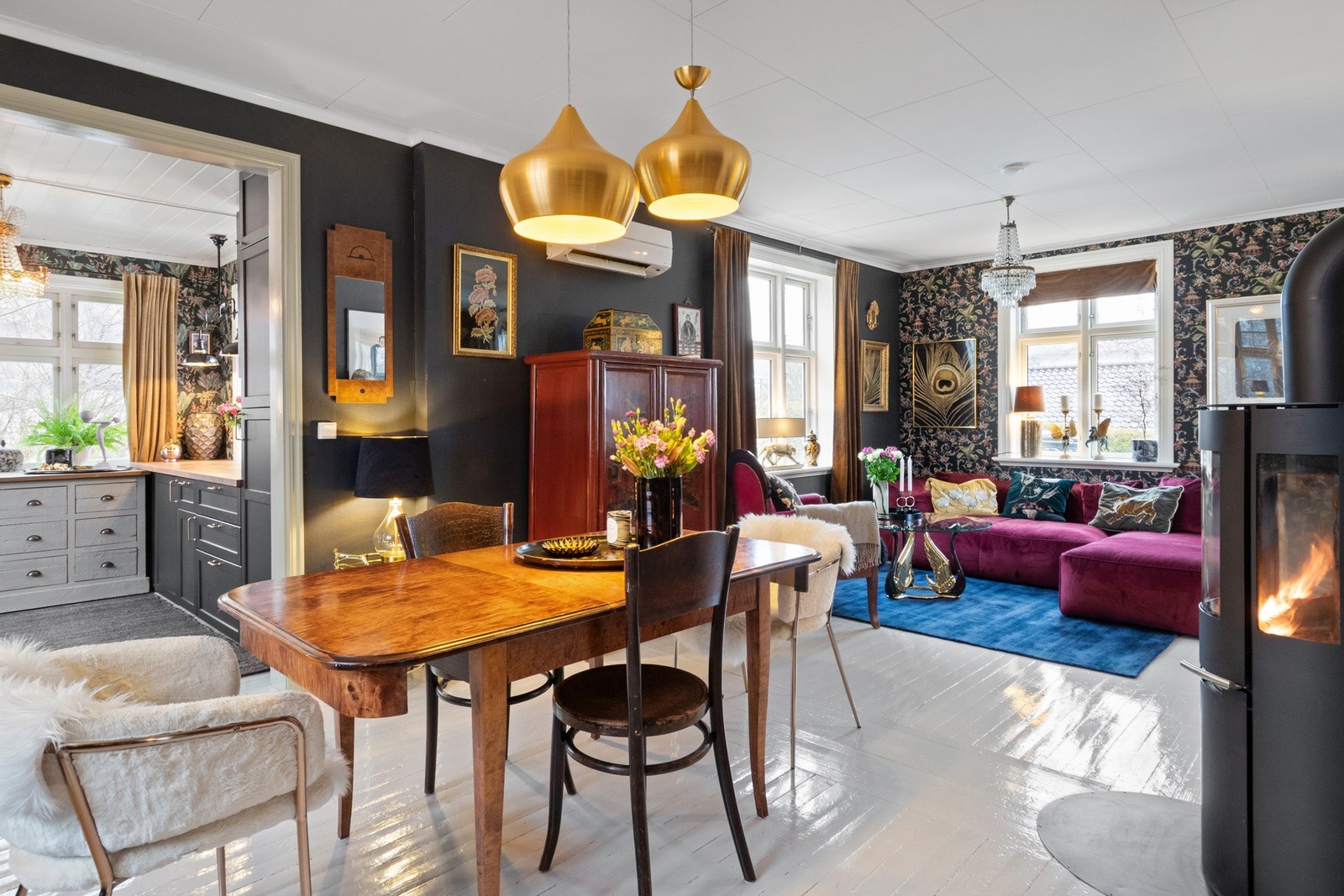 Stuen oppleves som romslig og innbydende, og den vinklede planløsningen gir gode muligheter for møblering. Galleribilde