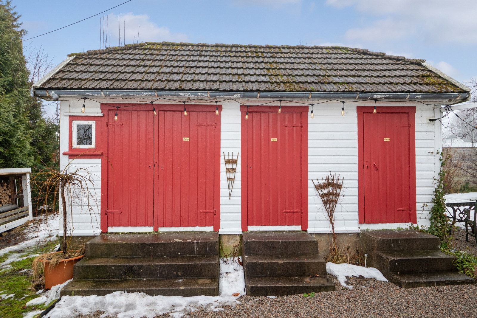 I hagen finner man også et koselig uthus som gir gode lagringsmuligheter. Galleribilde